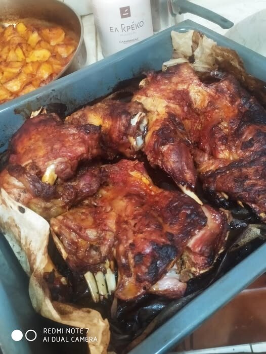 Αρνάκι στη λαδόκολλα: Ζουμερό μέσα και τραγανό έξω με τέλεια κρούστα