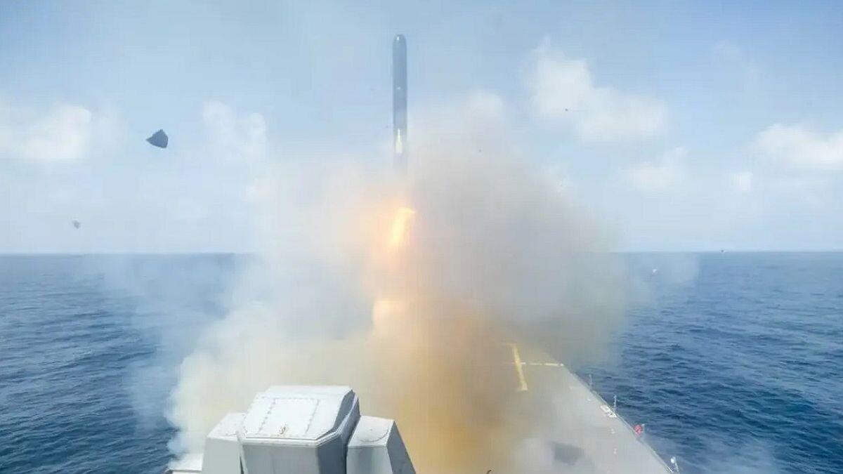 Πολεμικό θρίλερ: Βυθίστηκε φρεγάτα μετά από επίθεση υποβρυχίου, τουλάχιστον 101 αγνοούμενοι