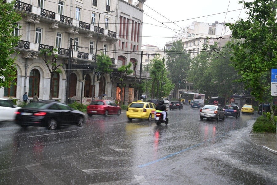 Έντονη κακοκαιρία με καταιγίδες και χαλάζι: Η επικίνδυνη μέρα για την Αττική