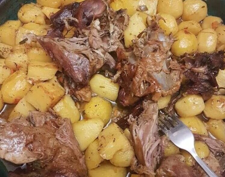 Το πιο μαλακό αρνάκι φούρνου με μελωμένες πατάτες