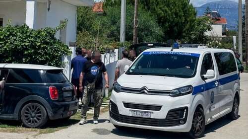 ΕΚΤΑΚΤΟ ΤΩΡΑ: Όλα Τούμπα στο διπλό φονικό στο Αίγιο – Βρέθηκε «κρυφή» πόρτα, σοκ με αυτά που βρήκαν μέσα