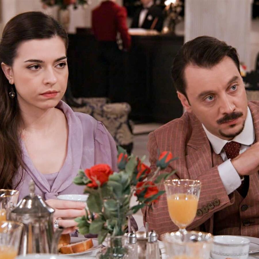 Grand hotel: Η Ελπίδα φλερτάρει με γυναίκα μπροστά στα μάτια του και ο Ιορδάνης τα χάνει