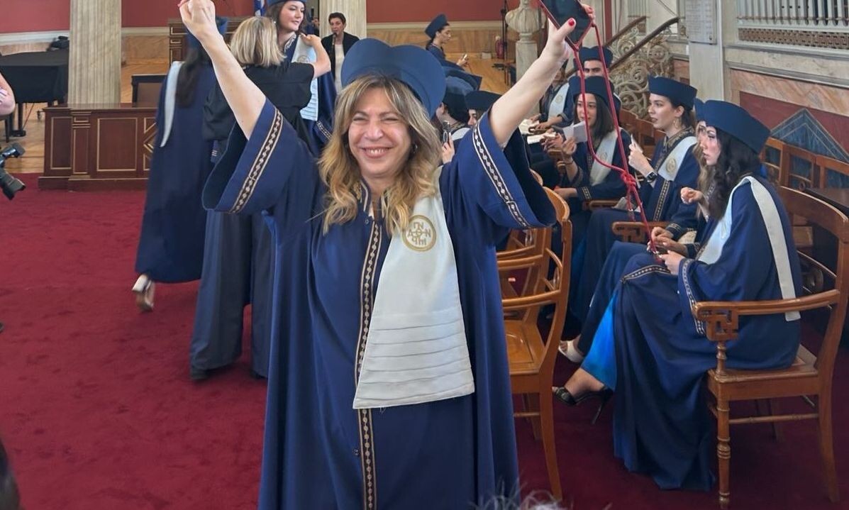 Δήμητρα Παπαδοπούλου: Πτυχιούχος στα 64 της – Το συγκινητικό μήνυμα: «Μπαμπά πήρα πτυχίο!»