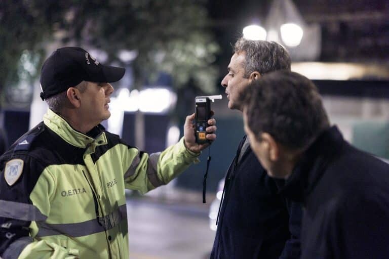 Χαμός με την φωτογραφία του Μητσοτάκη – Γιατί έκανε αλκοτέστ πεζός;