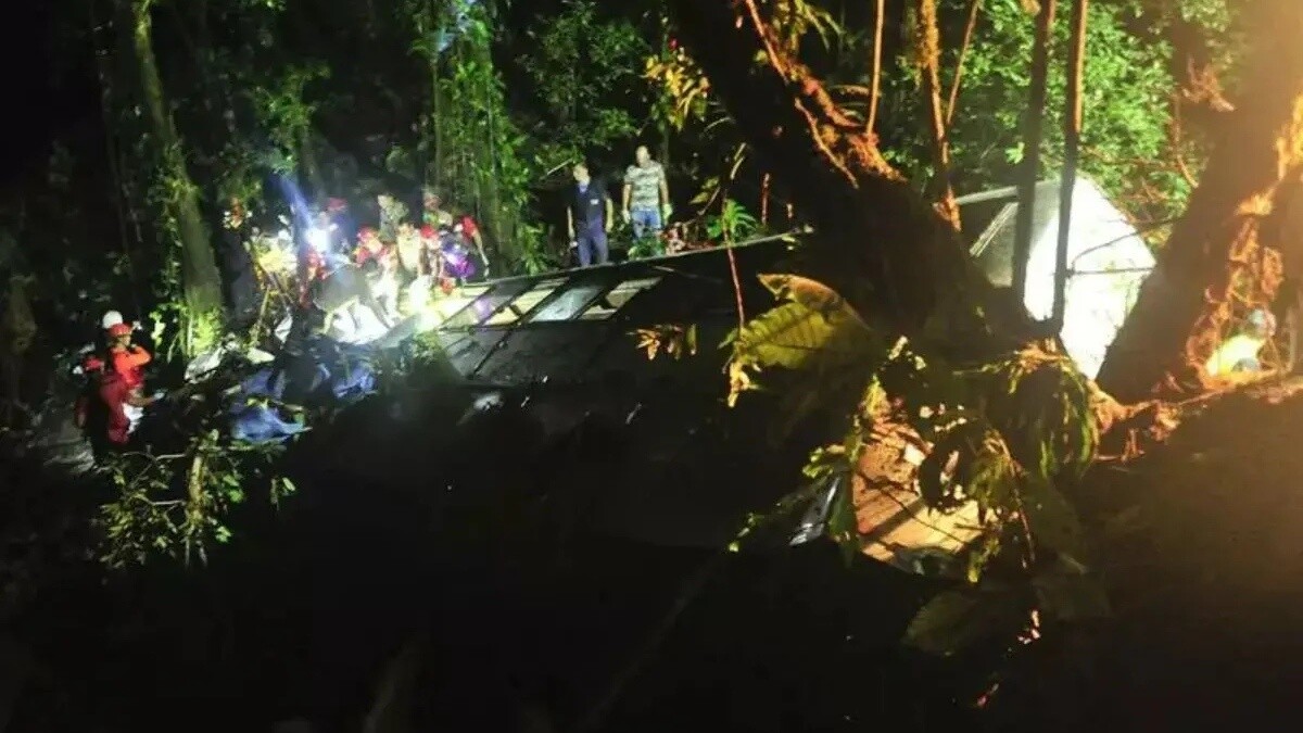 Φρικτό τροχαίο το βράδυ: Μετωπική σύγκρουση λεωφορείου με φορτηγό – 11 νεκροί