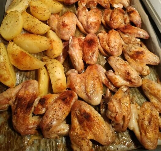 Φτερούγες με πατάτες στο φούρνο: Η εύκολη συνταγή με μυρωδικά και ελαιόλαδο