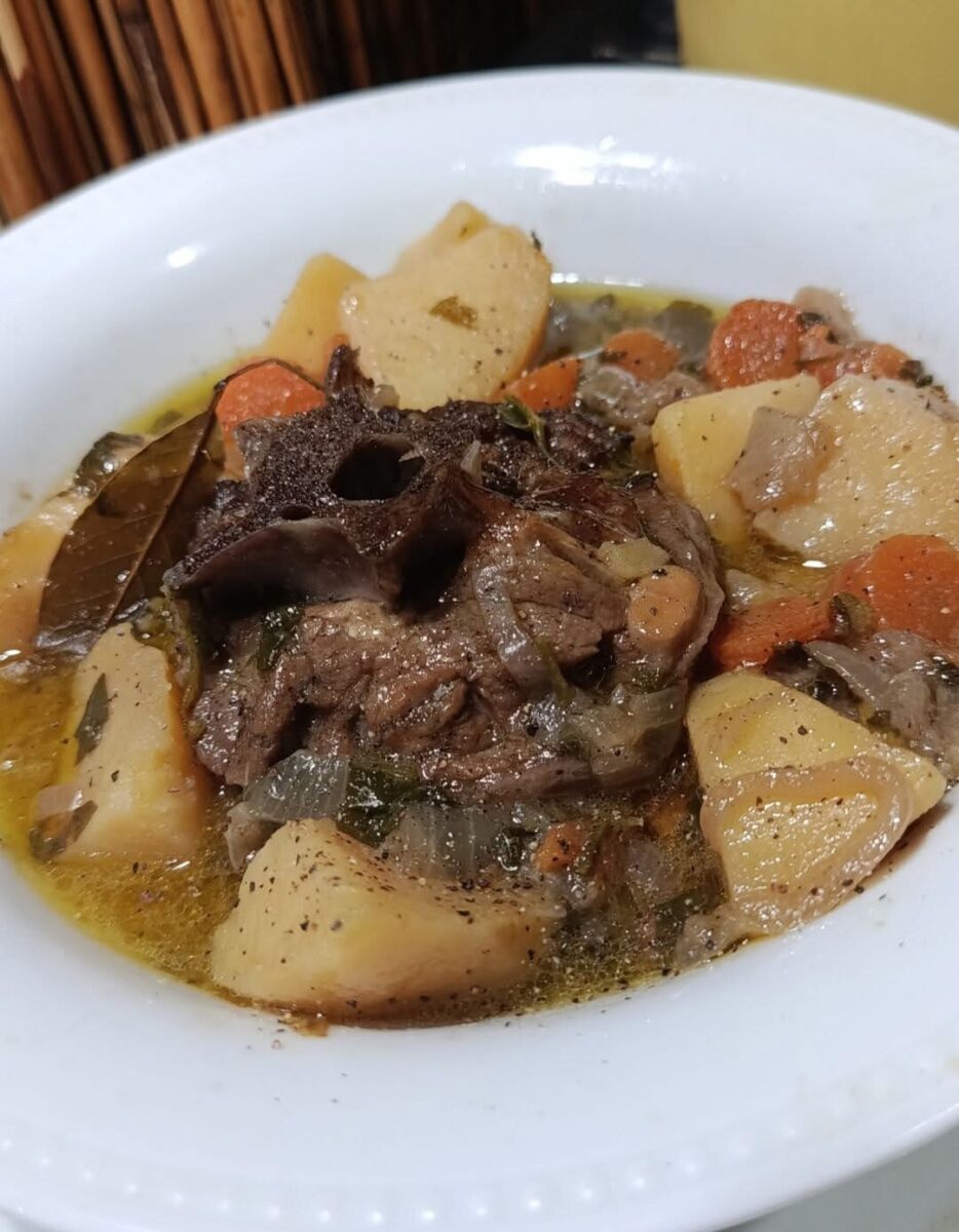 Το απόλυτο χειμωνιάτικο πιάτο: Βραστό με ουρά που γίνεται… λουκούμι!