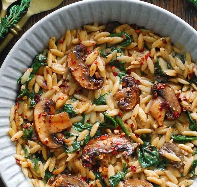 Κρεμώδες κριθαράκι με μανιτάρια και σπανάκι – Έτοιμο σε 30 λεπτά