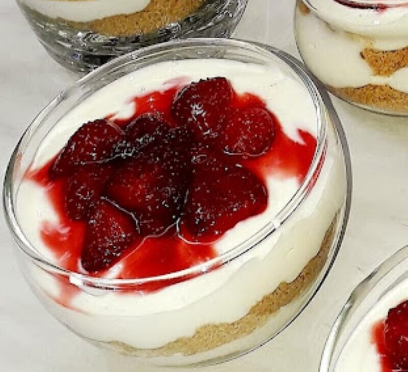 Ατομικά γλυκάκια ψυγείου τύπου cheesecake με φράουλες
