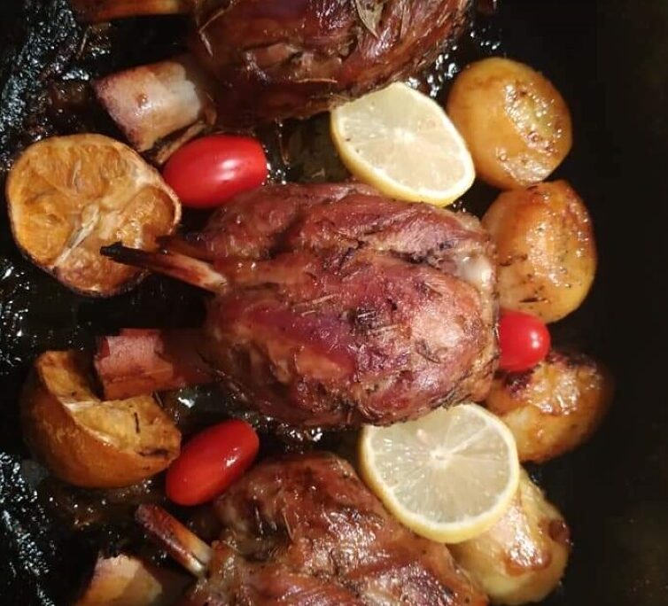 Το μυστικό για ζουμερό κότσι στη γάστρα – πορτοκάλι, μέλι και σκόρδο