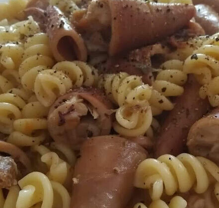 Το πιο εύκολο φαγητό κατσαρόλας: Καλαμαράκια με ζυμαρικά και σάλτσα που χυλώνουν τέλεια!