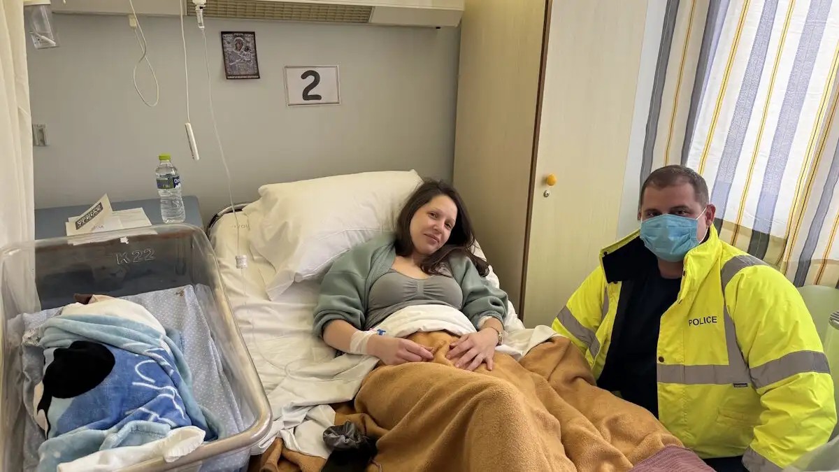 Περιπολικό μετέφερε ετοιμόγεννη που εγκλωβίστηκε στον αυτοκινητόδρομο λόγω της κακοκαιρίας