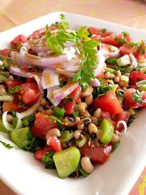 Νηστίσιμη σαλάτα με μαυρομάτικα και λαχανικά – Δροσερή, χορταστική και εύκολη