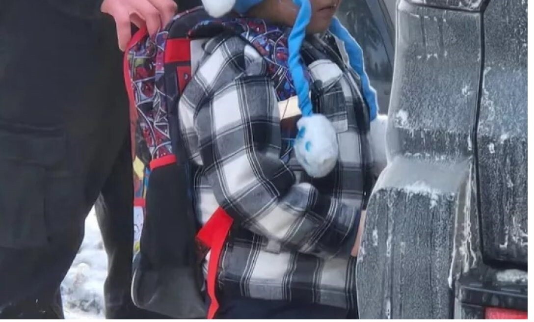 ΕΚΤΑΚΤΟ: ΣΥΝΕΛΑΒΑΝ 5ΧΡΟΝΟ ΑΓΟΡΑΚΙ ΚΑΘΩΣ ΓΥΡΙΖΕ ΣΠΙΤΙ ΤΟΥ