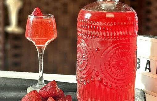 Λικέρ Φράουλας με 3 Υλικά – Έτοιμο σε 5 μέρες!