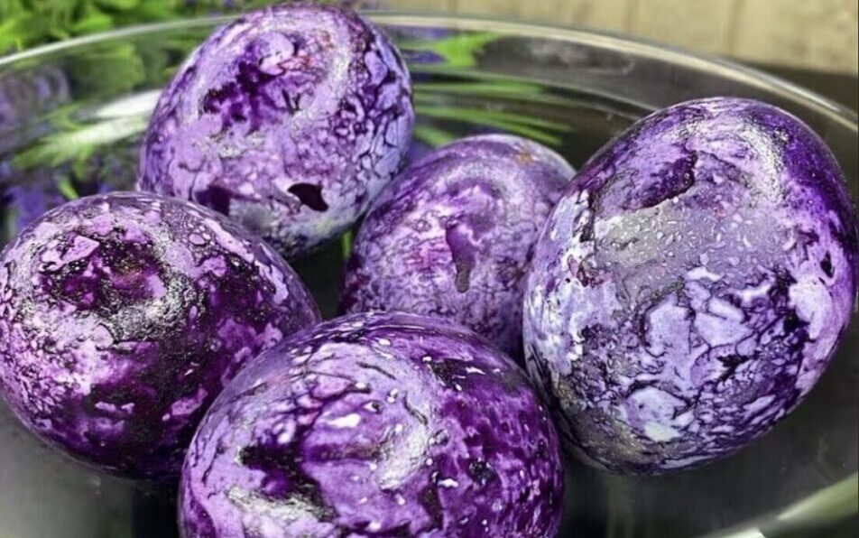 Πασχαλινά αυγά με φυσικά χρώματα και “γαλαξιακό” σχέδιο – Εύκολη και εντυπωσιακή τεχνική