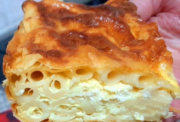 Μακαρονόπιτα με τυριά – η πιο χορταστική πίτα του φούρνου