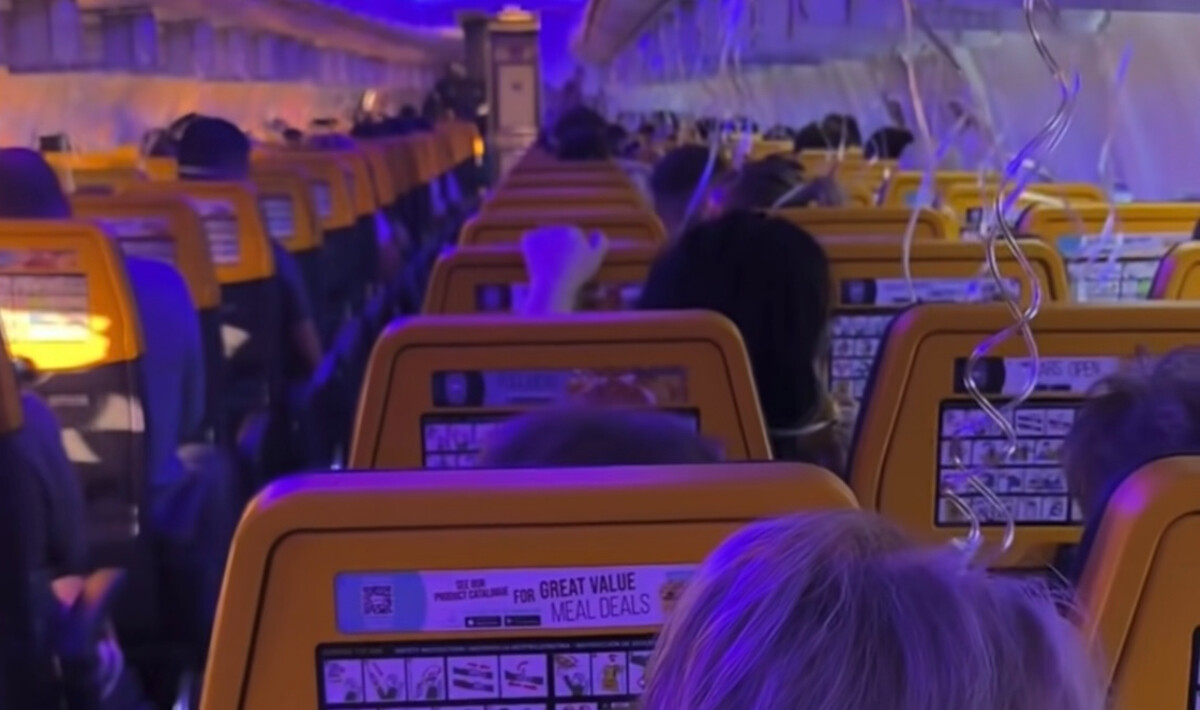 Γι’ αυτό έσπασε το παράθυρο της Ryanair – Βίντεο τρόμου μέσα από το αεροσκάφος την ώρα του ατυχήματος