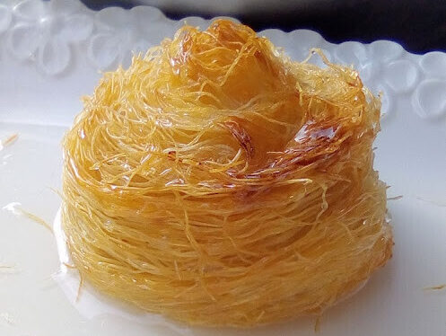 Φωλίτσες κανταϊφιού με κρέμα: Παραδοσιακό σιροπιαστό γλυκό