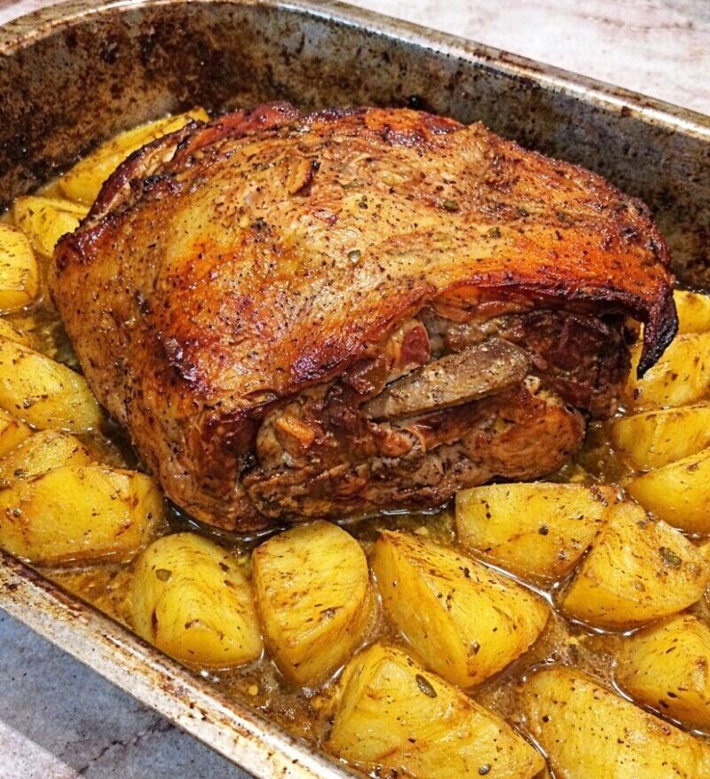 Χοιρινό μπούτι στη γάστρα: Το μυστικό για πατάτες που μελώνουν