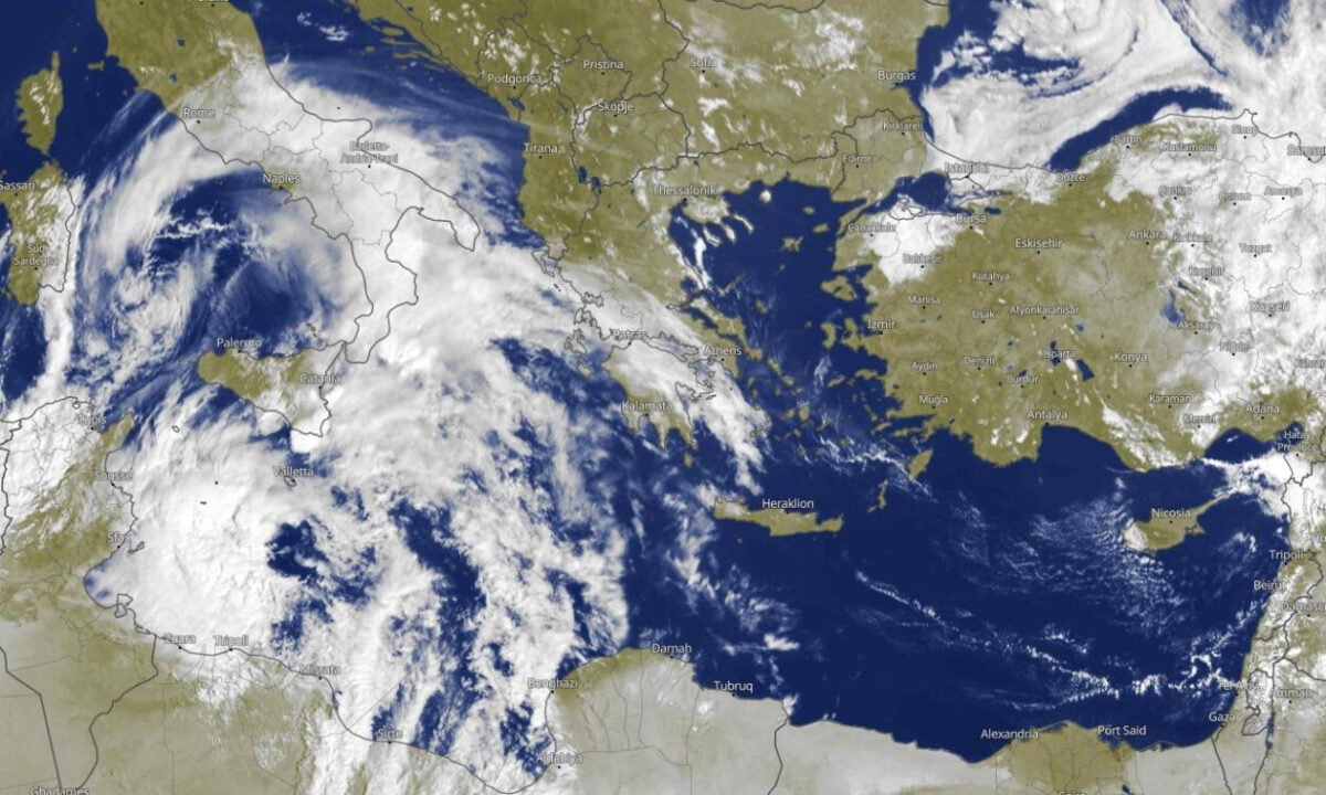 Ραγδαία αλλαγή του καιρού: Πότε και ποιες περιοχές «ντύνονται» στα λευκά