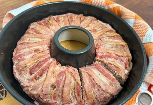 Ρολό κιμά με αυγό και μπέικον – Η εντυπωσιακή συνταγή με γέμιση έκπληξη