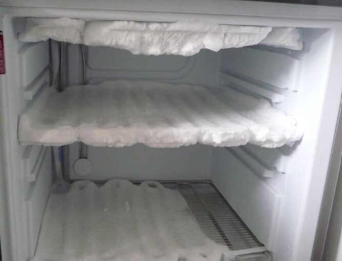 Ο πανέξυπνος τρόπος για να απομακρύνετε τον πάγο από την κατάψυξη και να τη δείτε ξανά σαν καινούργια