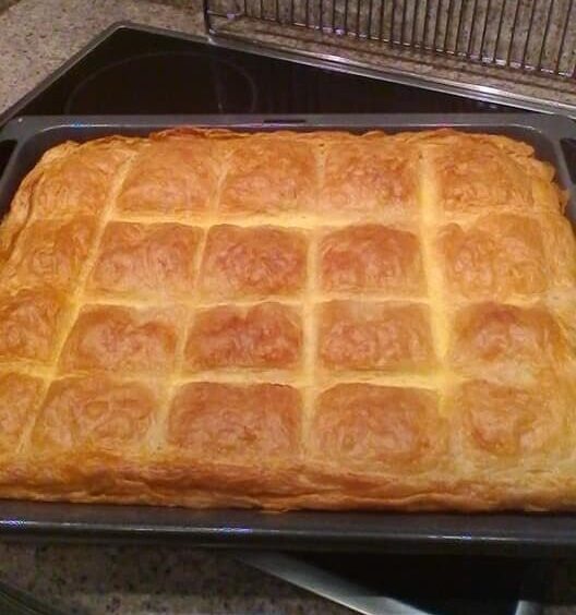 Σπιτική μπουγάτσα με κρέμα: Η εύκολη συνταγή με τραγανό φύλλο και αφράτη γέμιση