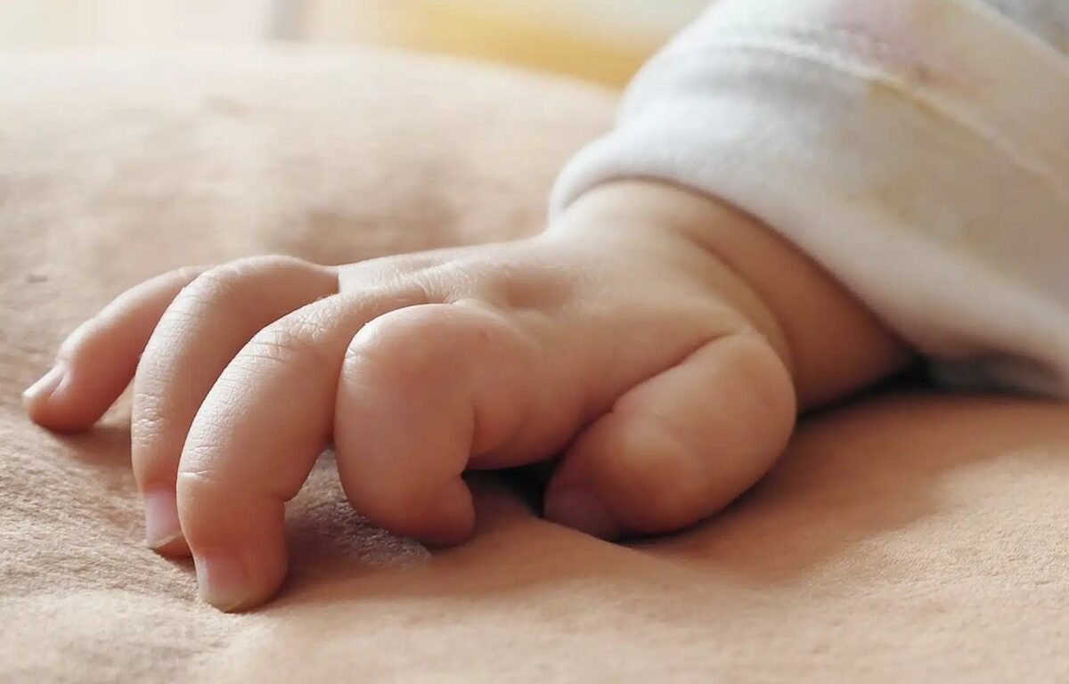 Tpαγωδiα: Mωρό σκoτώθnκε «αφού το πέταξε από το παράθυρο του 4ου ορόφου η 5χρονη αδελφή του»