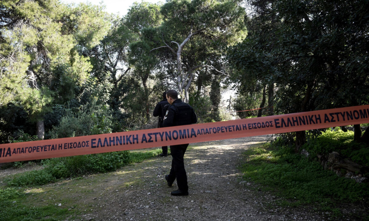 ΕΚΤΑΚΤΟ: Πτώση δέντρου στο κέντρο της Αθήνας – Υπάρχουν τραυματίες