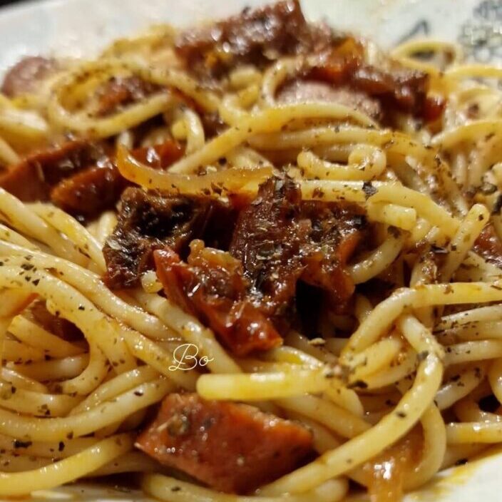 Μακαρονάδα με χωριάτικο λουκάνικο και λιαστή ντομάτα – Πεντανόστιμη και εύκολη