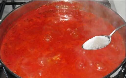 Σπιτική σάλτσα ντομάτας με λίγα υλικά – τέλεια κάθε φορά