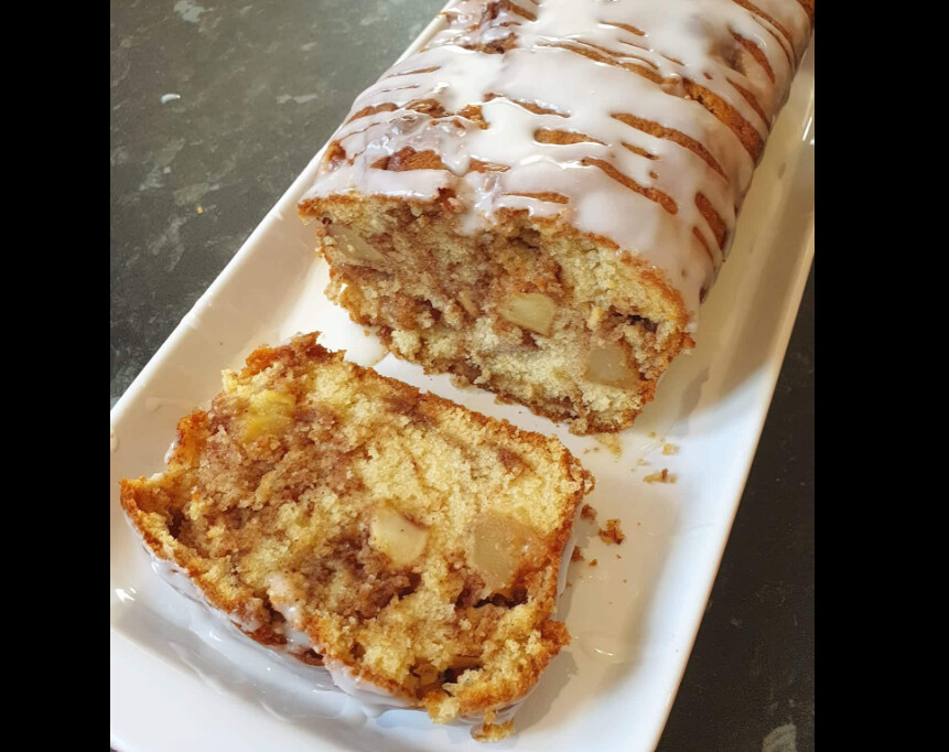 Φτιάξτε τη χωρίς δεύτερη σκέψη! Αφράτη, λαχταριστή και πανεύκολη μηλόπιτα σε μορφή κέικ — πραγματικά λαχταριστή