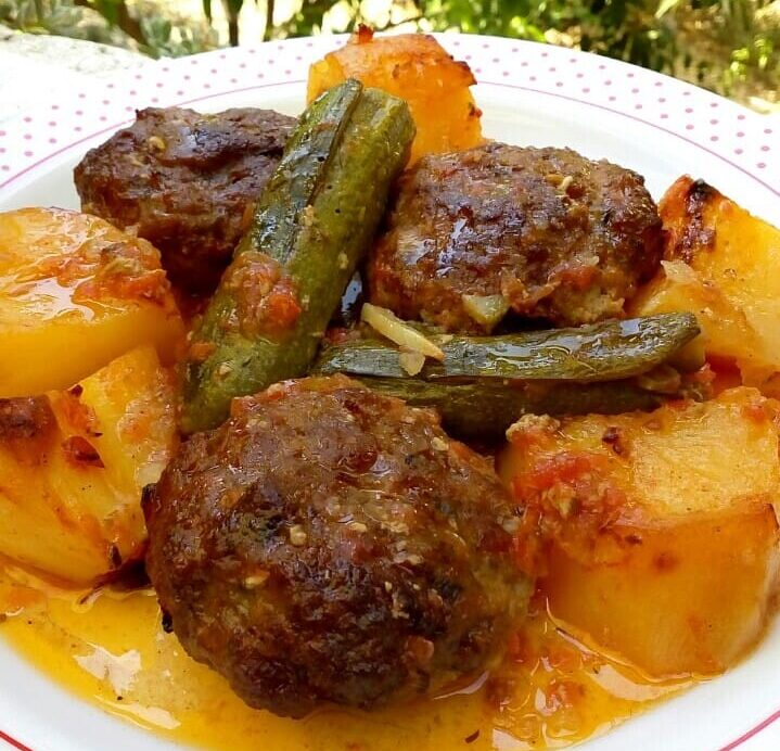 Μπιφτέκια στο φούρνο με πατάτες και κολοκυθάκια – Η εύκολη συνταγή