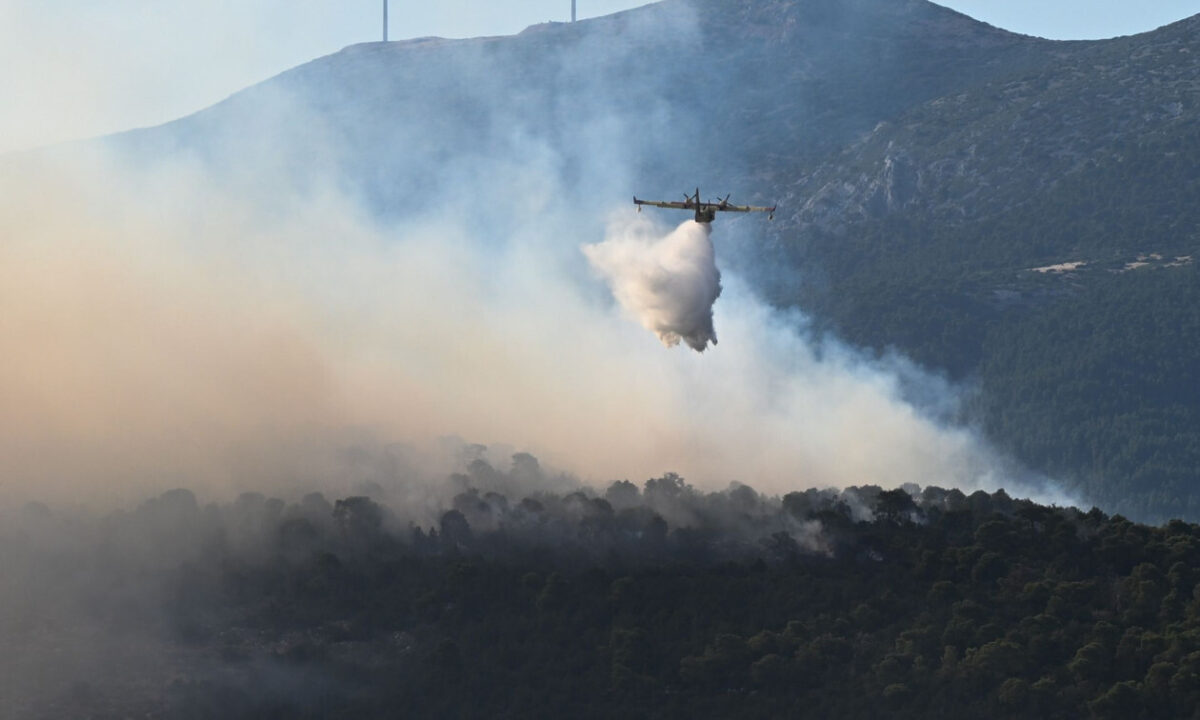 ΕΚΤΑΚΤΟ: Μεγάλη φωτιά τώρα στην Αθήνα – 7 εναέρια στη μάχη, εστάλη 112