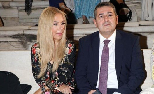 Χαμογελαστός, αδυνατισμένος και υγιέστατος ο Γιώργος Μυλωνάκης: Η πρώτη επίσημη εμφάνιση μετά την περιπέτεια υγείας του