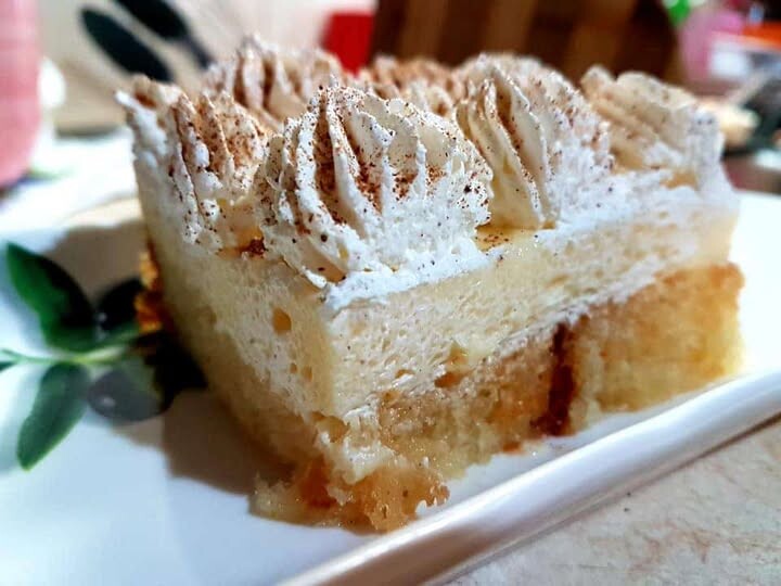 Εκμέκ με τσουρέκι: εύκολο γλυκό ψυγείου με κρέμα και σαντιγί