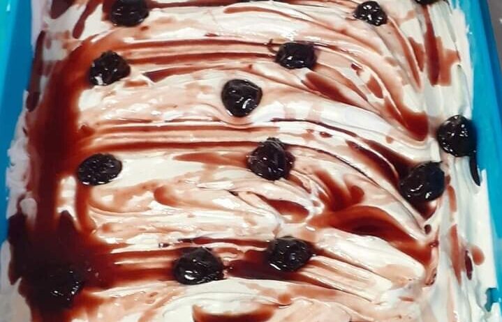 Παγωτό καϊμάκι με βύσσινο πανεύκολο – Αφράτο και δροσερό με λίγα υλικά