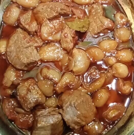 Μοσχαράκι στιφάδο στη γάστρα που λιώνει στο στόμα