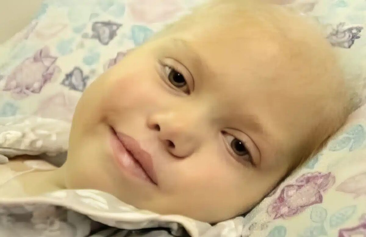 Κοpιτσάκι πέθαινε από καρκίνο και οι γονείς του προετοίμαζαν την κηδεία του. Μέχρι που άνοιξε τα μάτια του και τους είπε αυτές τις 5 λέξεις