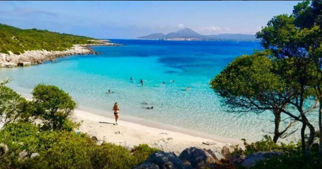 Ζεστά νερά, χωρίς κύμα: Το ελληνικό νησί των 7 κατοίκων έχει 1 παραλία που δεν βρίσκεις ούτε στην Καραϊβική