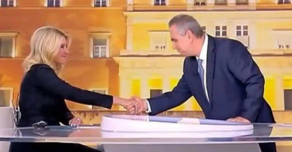 Βασίλης Χιώτης: Αιφνιδίασε on air τη Σία Κοσιώνη και την αποχαιρέτησε στο τελευταίο της δελτίο στον ΣΚΑΪ – «Τιμή μου»