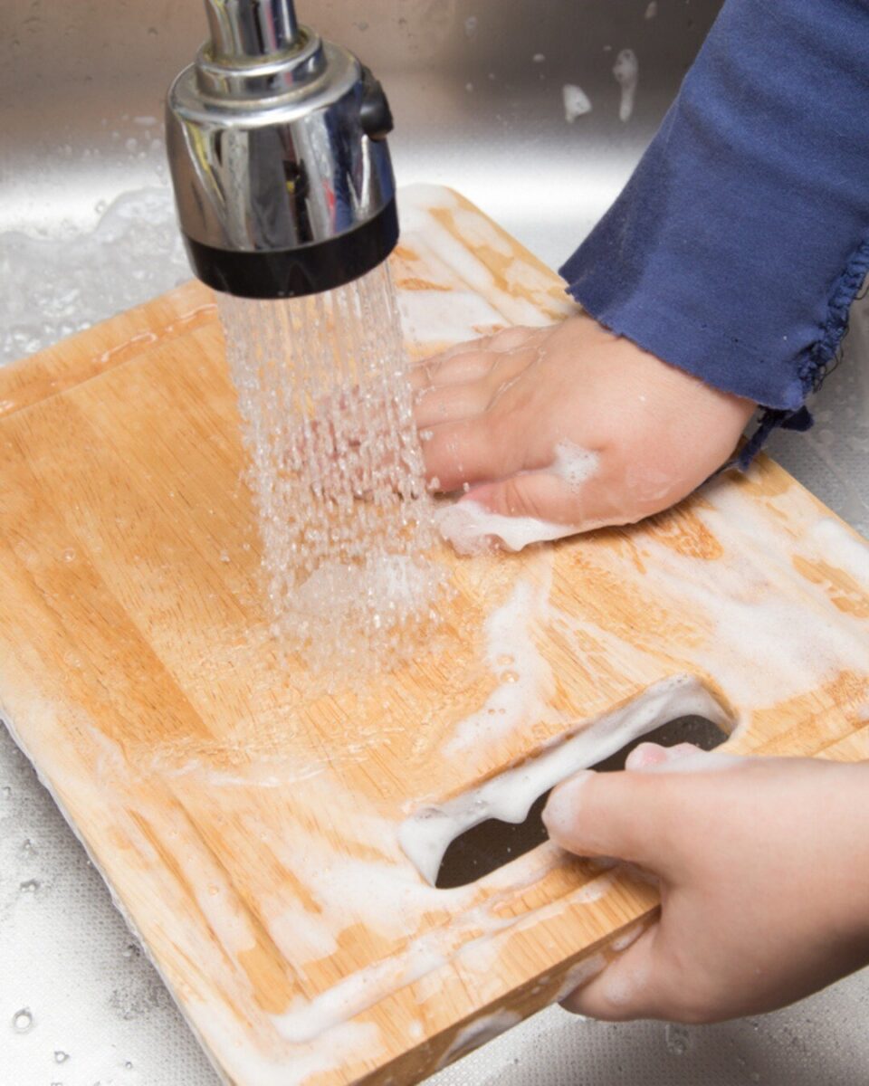 Πώς να καθαρίσετε τις σανίδες κοπής ανάλογα με το είδος του υλικού