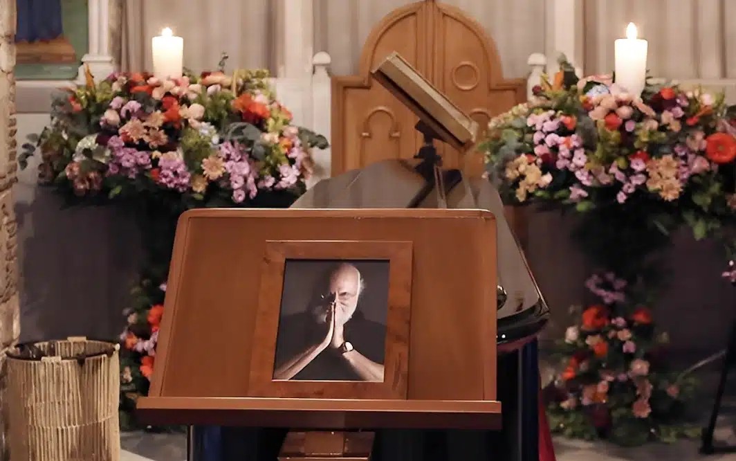 Συγκλονίζει η φιγούρα του Καραγκιόζη στο φέρετρό του Διονύση Σαββόπουλο