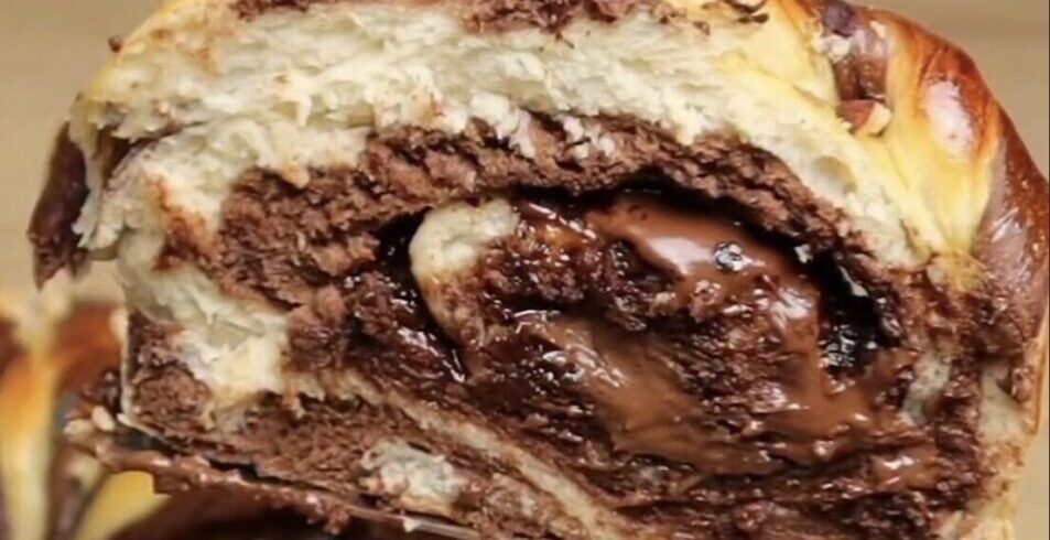 Σοκολατένια πλεξούδα με διπλή ζύμη και γέμιση σοκολάτας – αφράτη και εντυπωσιακή