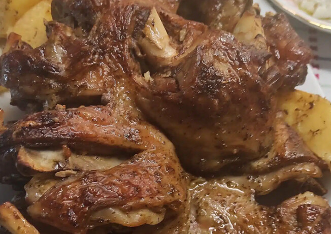 Η καλύτερη συνταγή για Πασχαλινό κατσικάκι στο φούρνο για το 2026