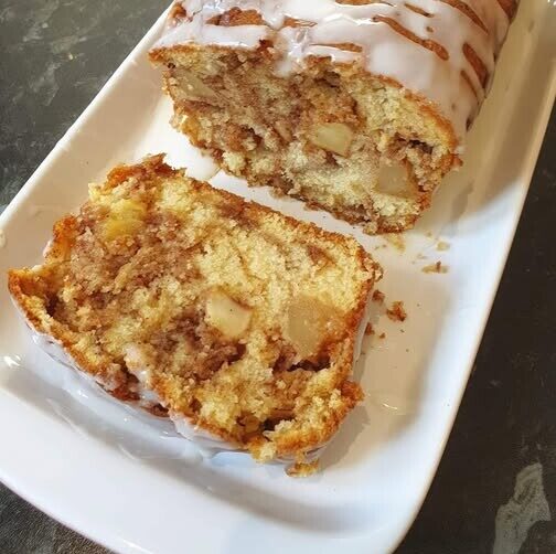 Αφράτη μηλόπιτα κέικ με κανέλα και γλάσο – Μυρωδάτη και πανεύκολη