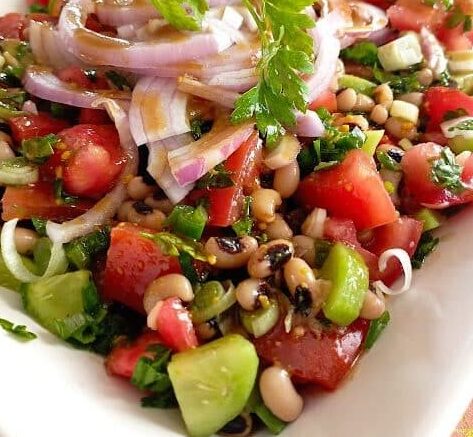 Η σαλάτα με μαυρομάτικα που χορταίνει κανονικό γεύμα! Δροσερή, υγιεινή και πεντανόστιμη