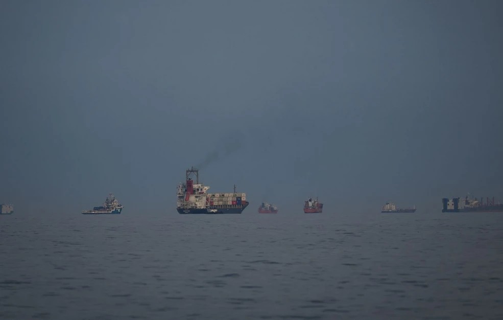 ΕΚΤΑΚΤΟ ΤΩΡΑ: Χτυπήθηκε πολεμικό πλοίο με δύο πυραύλους