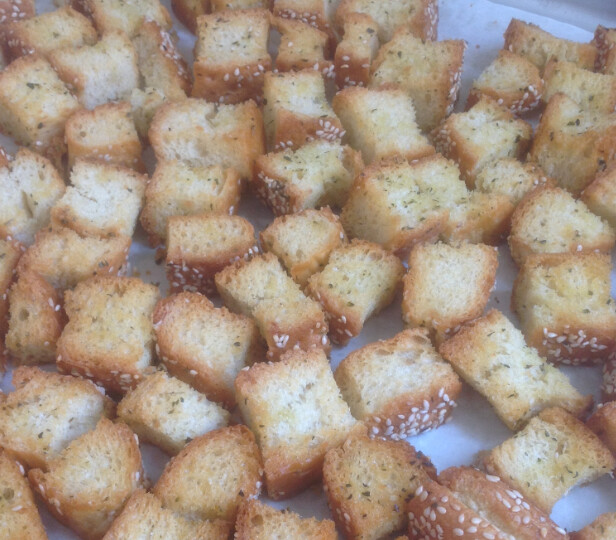 Μην Πετάς τη Λαγάνα! Το Απόλυτο Τρικ για Τραγανά Σπιτικά Κρουτόν σε 10 Λεπτά με ότι περίσσεψε